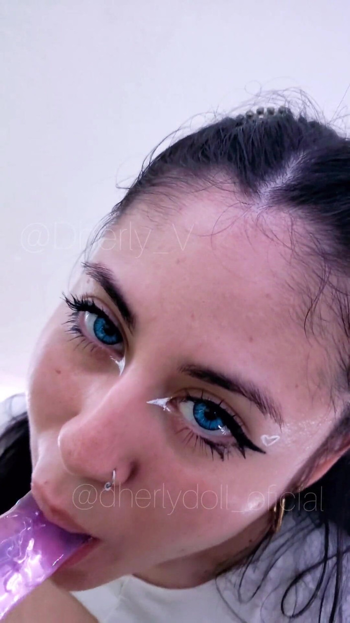 DherlyDoll: 吮吸我的假阳具，同时想象它是你的鸡巴