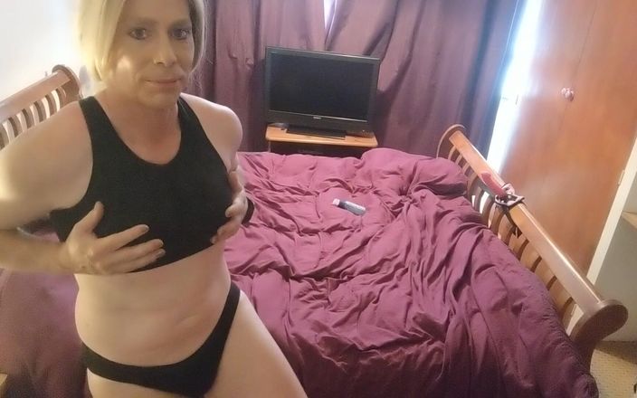 NikkiGee: Belden bağlamalıya biniyor!