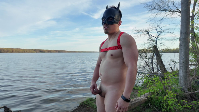 Barenakedmuscles: Aziatische spiergod stript kaal bij het meer - gescheurde lichaamsbouw op...