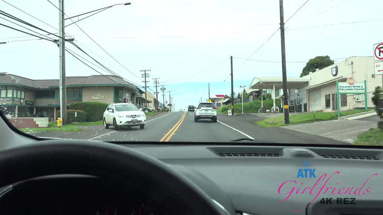 ATK Girlfriends: Kenzie bermain dengan pepeknya dan menjadi panas di dalam kereta