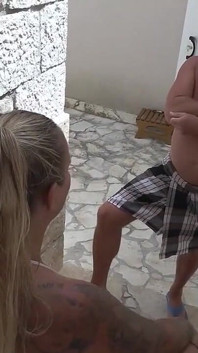La pornostar tedesca kira knight viene scopata in bocca sulle scale