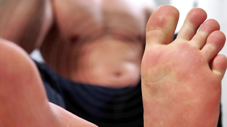 CashmasterAngel: En primer plano, eres la perra de los pies de...