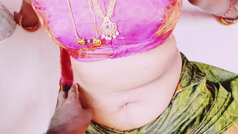 Telugu honey lips: Bà nội trợ Desi Saree lừa dối chồng đụ swamiji. Telugu...