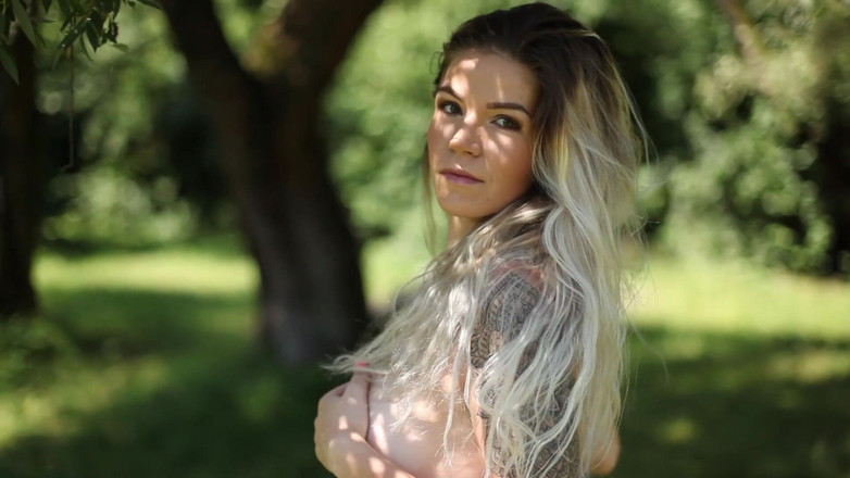 XCZECH: Красивая Daniela показывает свое красивое тело летом