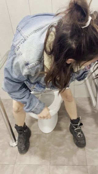 Endemoniados: LaMenor pregnant pissing in the supermarket