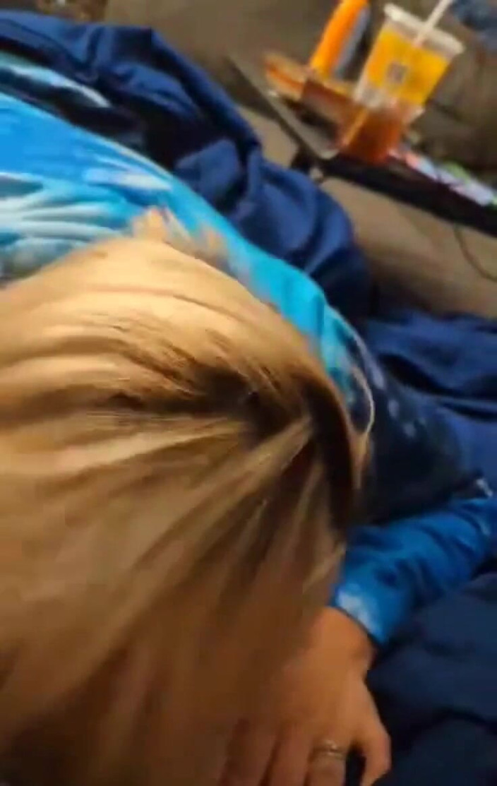 Funhousewife69: Una sega calda e sexy si trasforma in un pompino...