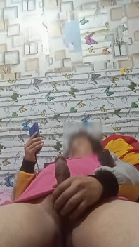Cel mai bun prieten al tău care adoră să se masturbeze în timp ce urmărește îndrăzneț.