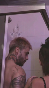 J’ai apporté la serviette à mon ami sous la douche et je n’ai pas pu résister à sa grosse queue épaisse et grosse