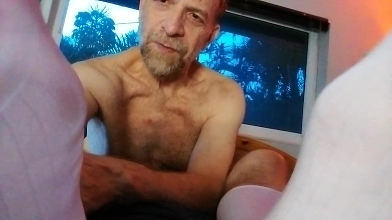 Hairyartist: Discuție cu șosetă perversă