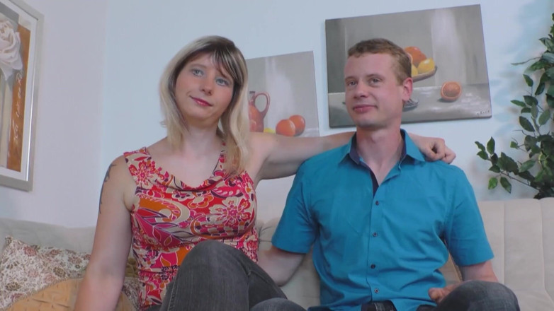 Casting GIRLS AND FIRST PORNO: Ils baisent pour la première fois devant la caméra sans...