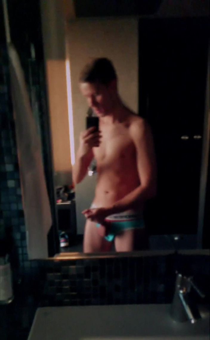 GayDuplo: Все це, поки мій друг відпочиває по сусідству