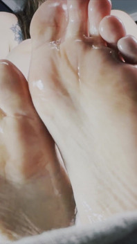 Pies Aceitados - Asmr - Suela Lenta En Primer Plano Y Provocación De Susurro Profundo