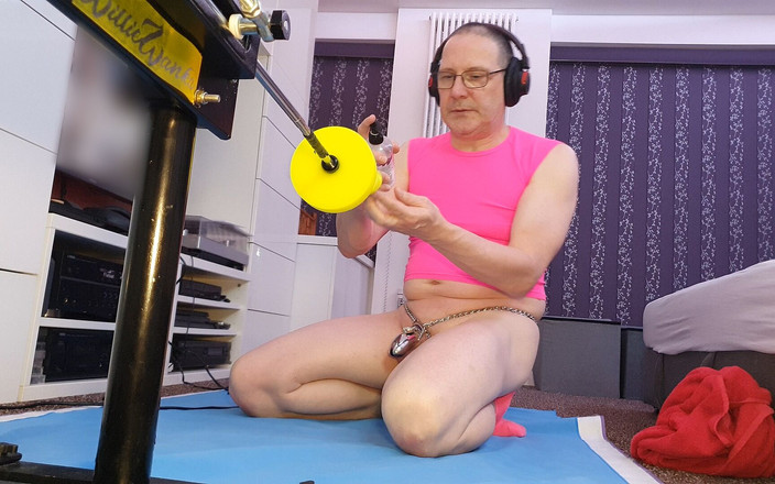 Mike Essex: Polla encerrada en castidad y consolador anal follando con Mike...