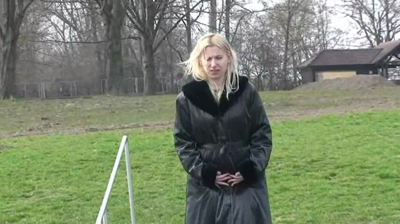 Femdom Austria: หมาเมียในชุดหนังฉี่บนท่าเรือ