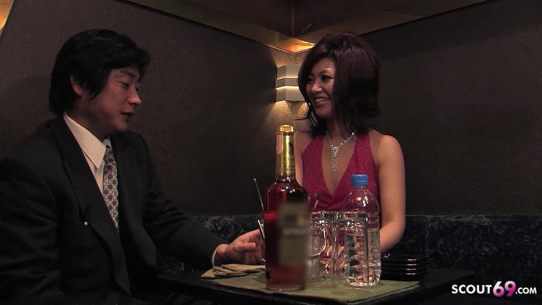 Asian porn collection: Milf japonesa ayudó a masturbarse y follada sin censura