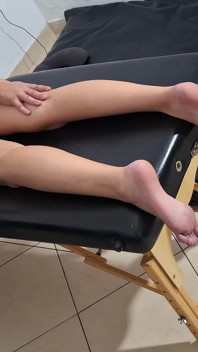 Massagem relaxante nas costas com uma vela quente