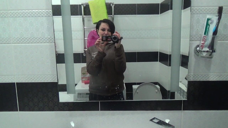 Sexy Milf: Pissing on the toilet long and a lot after long...