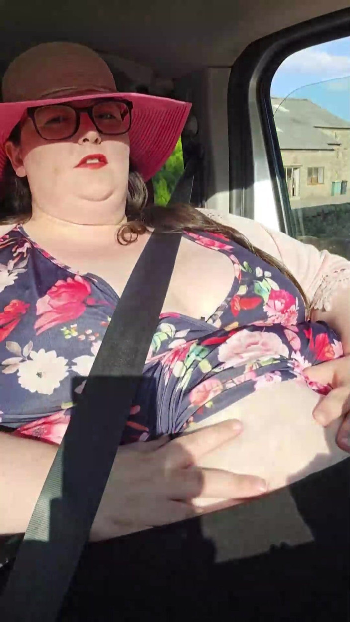 SSBBWLadyBrads: Awek montel super saiz bermain perut dalam kereta