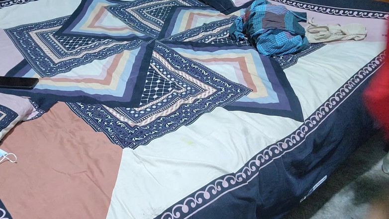 Akhi moni: 德西当地农村少女与邻居发生性关系