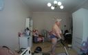 Sweet July: La suocera pulisce la stanza nuda