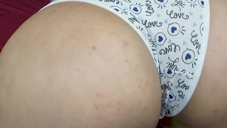 Minhaesposaparaoutro: スローモーションで、セクシーなパンティで妻の大きなお尻を叩くシーン