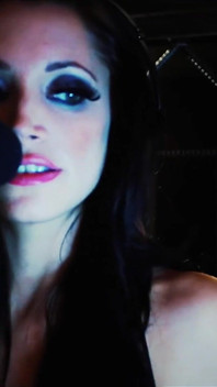 Xena Clark krijgt een lading op haar borsten