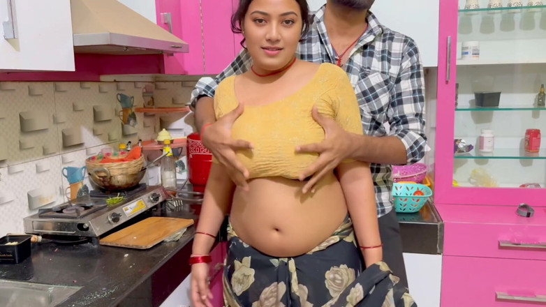 Hotty_ragini: Meine schöne stiefmutter hat in der küche kocht, stiefvater ging...