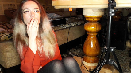 Blowjobs Alice: La moglie fuma una sigaretta