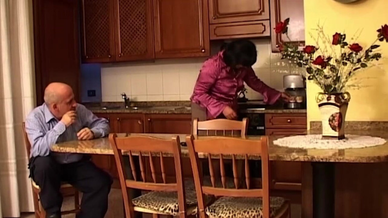 Bangora MILFs: MILF miang dijolok dan dikongkek di rompak dapur
