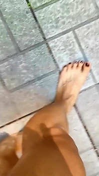 Çıplak ayaklar açık havada yürüyor cilt 2