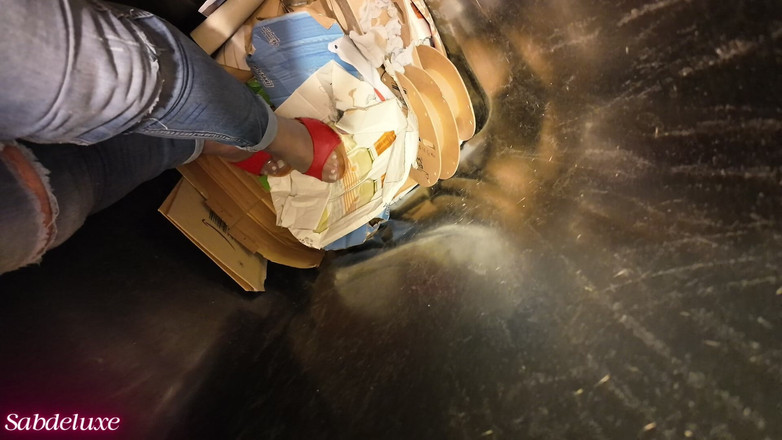 Sabdeluxe: 169 Karton Hancurkan Kiara