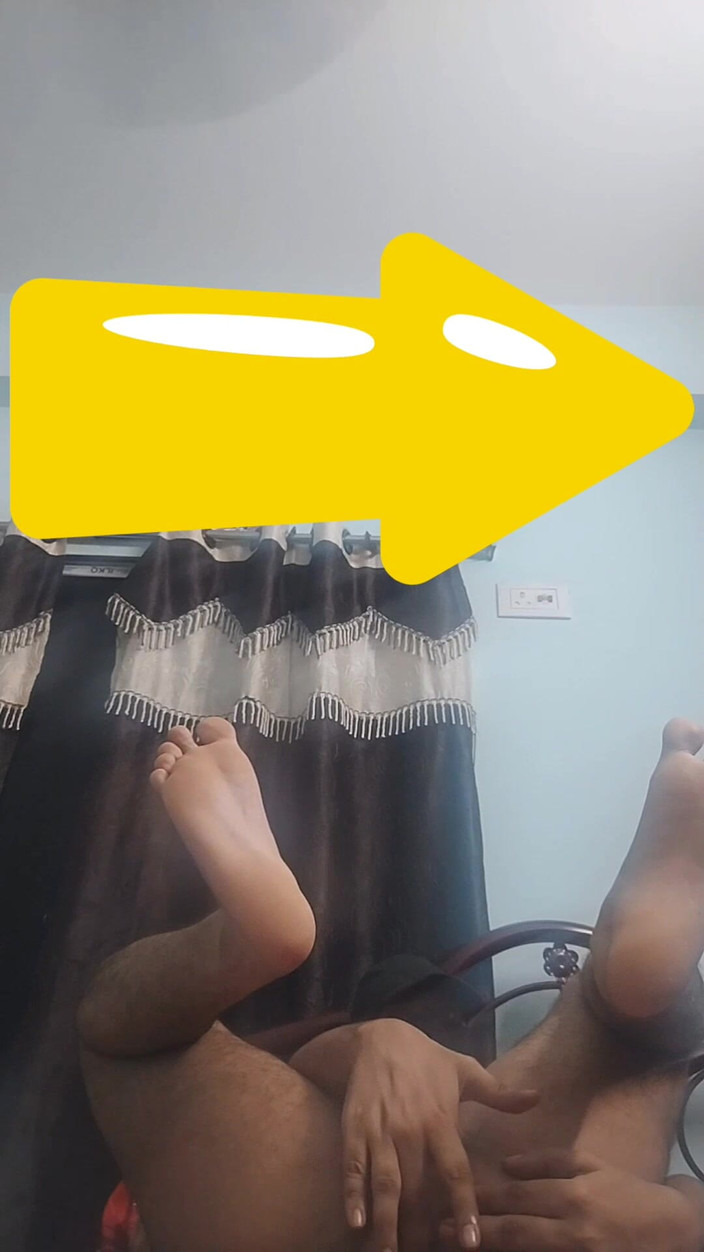 Ronit: 발기하려고 건립되지 않은 인도 똑똑한 어린 소년의 자지