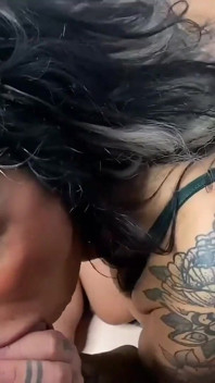 Due milf tatuate condividono un cazzo palpitante
