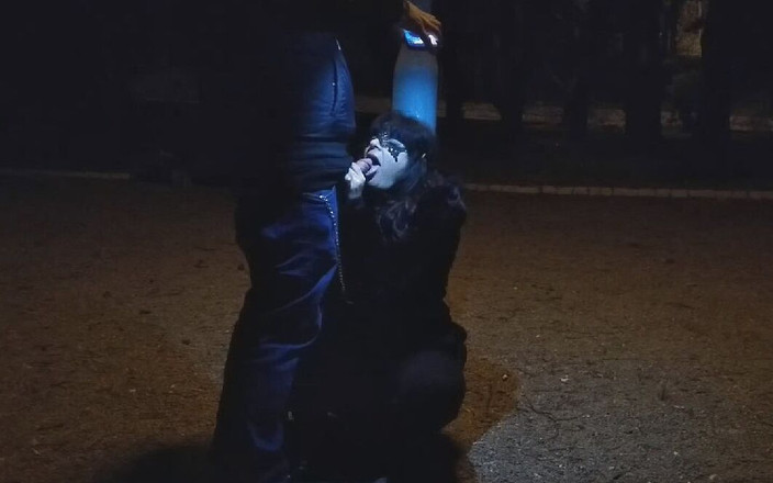 Toilet Mommy: Tante nakal ini lagi asik nyepong kontol sambil diikat