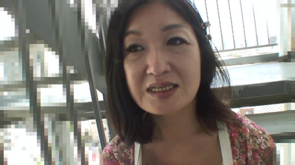 Asian Mature Climax: 黑发辣妹在里面脱衣服