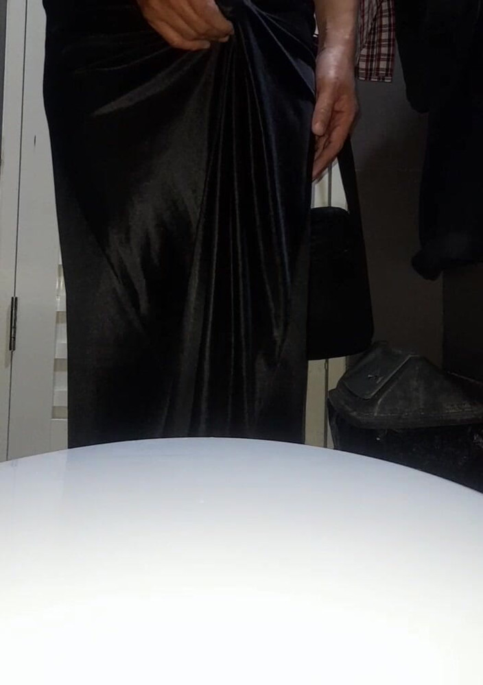 Naomisinka: Une chanteuse en satin et soie se masturbe