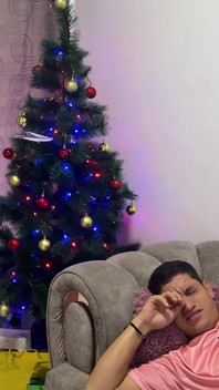 Cher Père Noël, en cadeau de Noël, je veux une délicieuse baise avec mon beau-frère sexy ! Je cède au souhait de ma demi-sœur
