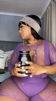 Hony grandota haciendo aplaudir y masturbándose