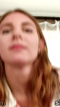 Sexy blonde tiener Met kleine tieten Jonni Hennessy pov pijpbeurt in het gezicht
