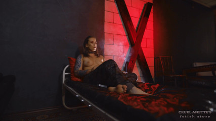 Cruel Anettes fetish world: Sista cigaretterna