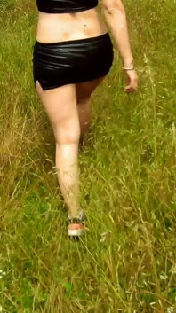 Outdoor-handjob und ein großer cumshot auf ihre natürlichen titten