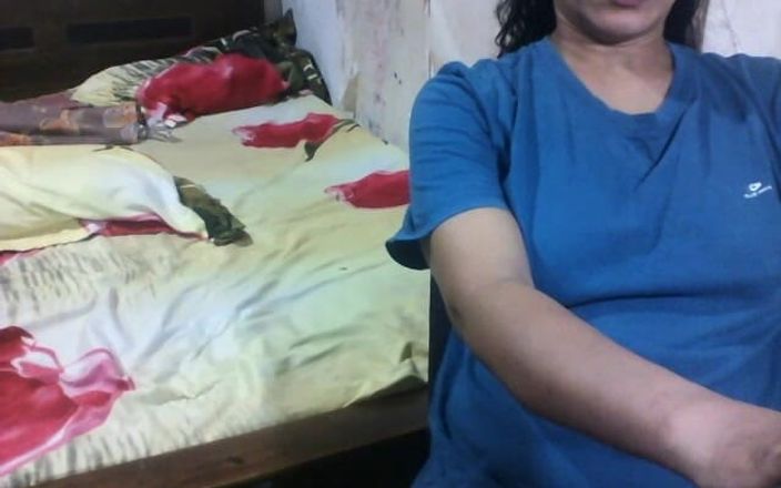 Arabicqueen: Cô gái dễ thương Ấn Độ chơi với bộ ngực to và...