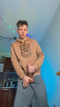 一个苗条男孩的射精射精，大鸡巴令人惊讶