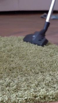 Hút bụi bộ ngực và âm hộ của tôi ... Trong khi làm bài tập về nhà trong bà nội trợ