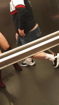 Můj nejrychlejší orgasmus ve výtahu, velmi riskantní amatérské milf vícenásobné orgasmus