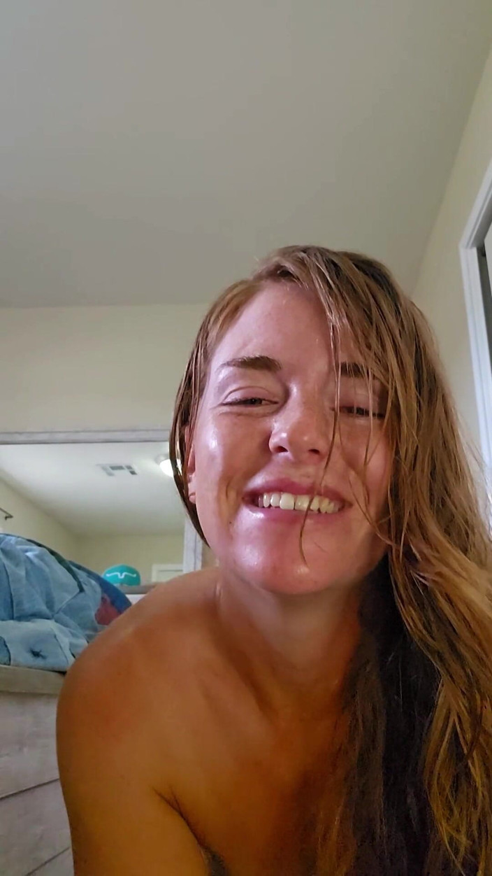 NaughtyRedFarmgirl: Ruda pieprzy tyłek i cipkę squirting wszędzie bwc
