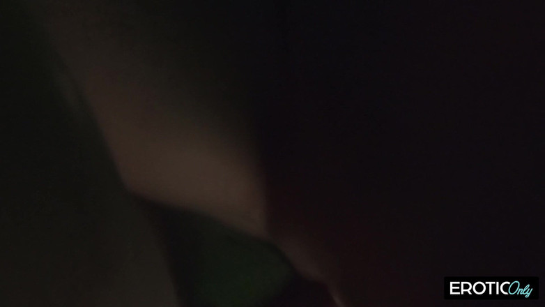 ONLYFREAKSX: Ele esguicha seu buraco na piscina