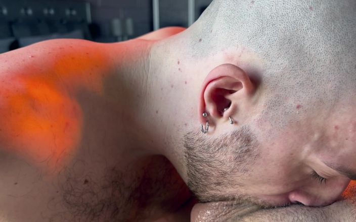 davidedpxxx: 第一人称视角在家工作，让一个放荡的男人吮吸我未割包皮的大鸡巴