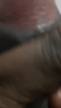 Muž si užívá umění být sám.