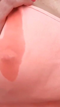 Möpse und gepiercte Nippel spielen und spucken fetisch von Cyntia